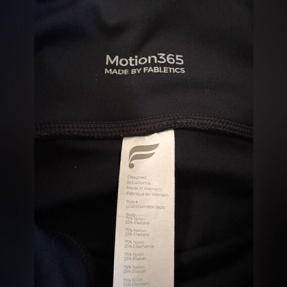 Motion365āby FABLETICS black yoga running pants /2 zipper pockets on the sidesāS - Picture 5 of 17